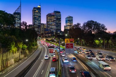 Sydney, Avustralya - 20 Nisan 2022: Alacakaranlıkta yoğun saatlerde trafikte olan Cahill Otoyolu. Sidney 'de bir şehir otoyolu olup Avustralya' da inşa edilen ilk otoyoldur.