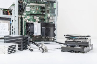 Arka planda bir PC ile SSD sabit sürücülerinin kapalı görünümü. Yükseltme, onarım ve veri kurtarma kavramı