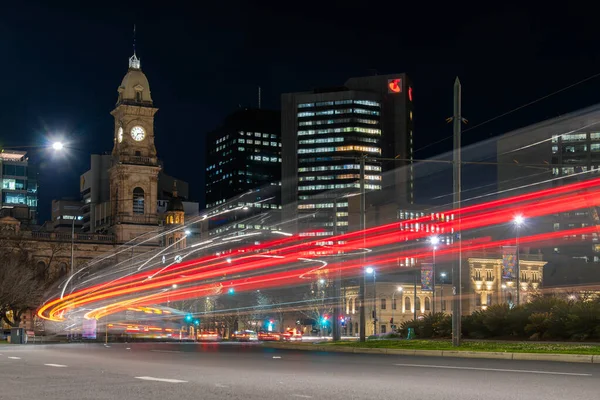 澳大利亚阿德莱德 2019年9月10日 维多利亚广场 位于阿德莱德市的Telstra大楼 夜间可从威廉国王街观看车灯小径 免版税图库图片