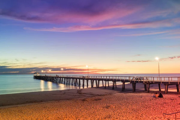 Henley Beach Jetty Сутінках Тихим Морем Охоплює Вивітрені Стовпи Фіолетовими — стокове фото