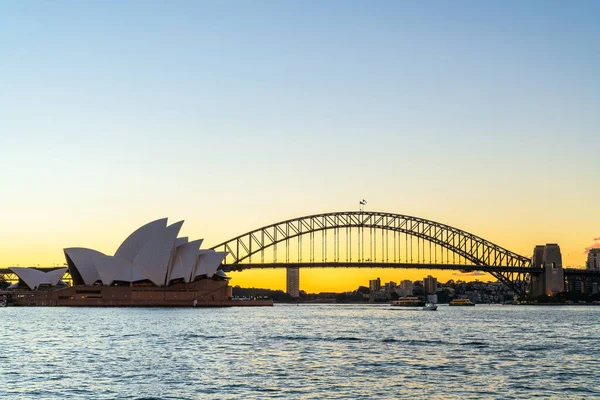 日落时分从皇家植物园看悉尼港湾大桥 — 图库照片