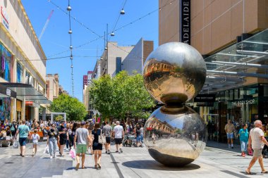 Adelaide, Güney Avustralya - 28 Aralık 2022: Noel sezonu boyunca Rundle Mall bölgesinde alışveriş yapan kalabalık. Rundle Mall, Adelaide 'de bulunan bir yaya sokağı..