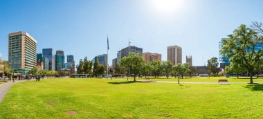 Adelaide, Avustralya - 27 Eylül 2019: Adelaide şehrinin ufuk çizgisi Victoria Meydanı 'nda aydınlık bir günde