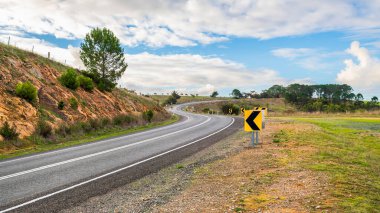 Kış mevsiminde Adelaide Tepeleri 'nden geçen yol, Güney Avustralya