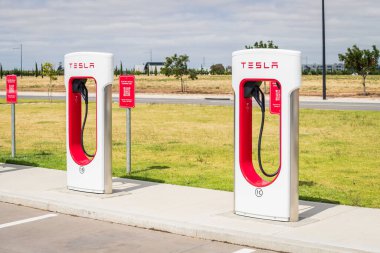 Tailem Bend, Güney Avustralya - 13 Ekim 2023: Tailem Bend 'deki Tesla EV Super Charger araba şarj istasyonu