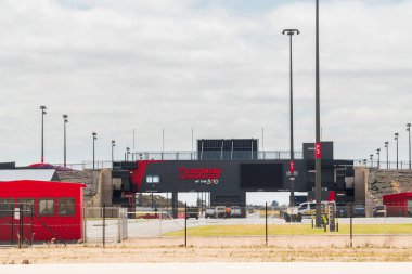 Tailem Bend, Güney Avustralya - 13 Ekim 2023: Shell V-Power Motorsport Park 'ın yeni girişinde aydınlık bir günde yeni tabelalar