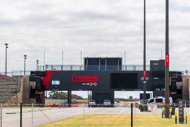 Tailem Bend, Güney Avustralya - 13 Ekim 2023: Shell V-Power Motorsport Park 'ın yeni girişinde aydınlık bir günde yeni tabelalar