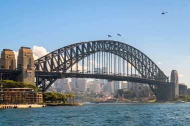 Sydney, NSW, Avustralya - 17 Nisan 2022: Sydney Limanı Köprüsü ve arka planda Sydney North binaları bir gün Circular Quay 'dan izlendi