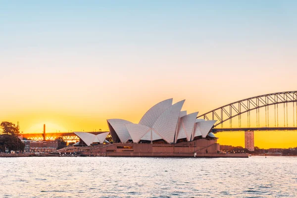澳大利亚悉尼 2022年4月20日 悉尼歌剧院 日落时从皇家植物园观看海港大桥 免版税图库图片