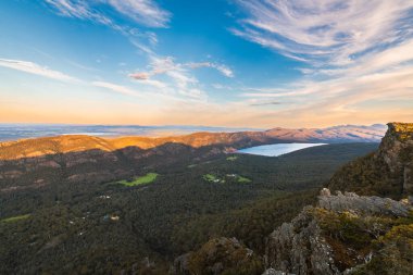 Grampians Ulusal Parkı Panoraması 'nda Bellfield Gölü altın saatinde gözcülük yaparken günbatımında Halls Gap, Victoria, Avustralya