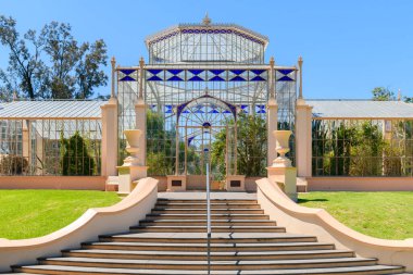 Adelaide, Güney Avustralya - 22 Aralık 2022: 1877 Adelaide Botanik Bahçesi 'nde merdivenleri olan tropikal palmiye evi ana girişi