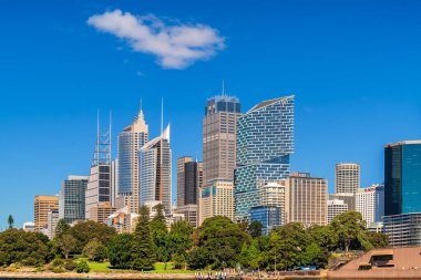 Sydney, Avustralya - 17 Nisan 2022: Güneşli bir günde feribottan denize açılan yeni AMP binasıyla Sydney şehri ufuk çizgisi