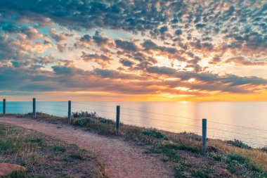 Günbatımında deniz manzaralı Hallett Koyu sahil yürüyüş yolu, Güney Avustralya