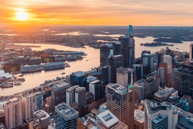 Sydney, Avustralya - 18 Nisan 2022: Günbatımına karşı modern mimari ve ikonik simgeleri harmanlayan Sydney şehrinin gökyüzü manzarası