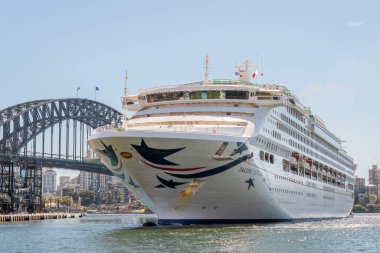 Sydney, Avustralya - 19 Nisan 2022: Pasifik Explorer yolcu gemisi Sydney Limanı 'ndan White Bay Cruise Terminaline giderken Circular Quay' den izlendi.