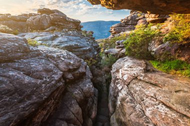 Gün batımında Pinnacle Kanyonu yürüyüş yolu, Grampian dağları, Halls Gap, Victoria, Avustralya