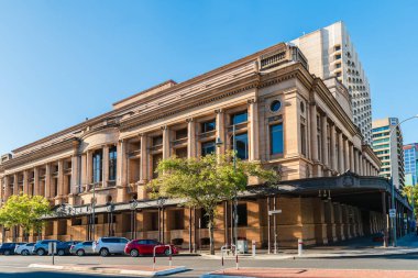 Adelaide, Avustralya - 19 Aralık 2020: Güney Avustralya Bölge Mahkemesi 'nin Victoria Meydanı' ndaki ana koltuğu olarak Sir Samuel Way Courts Building bir gün Gouger Caddesi 'nden izlendi