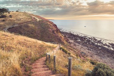 Marion 'dan Hallett Cove Coastal Walking Trail' e. Gün batımında deniz manzaralı yokuş aşağı, Güney Avustralya.