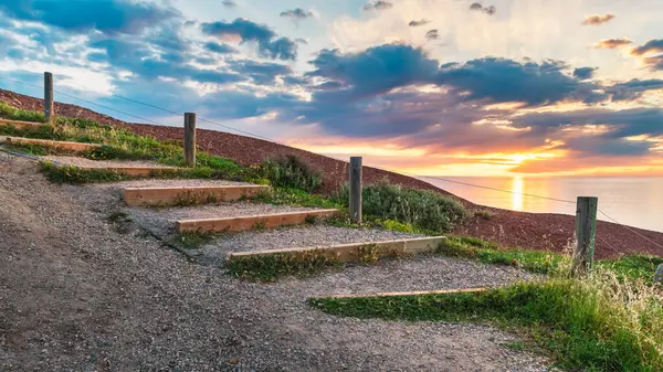 Günbatımında deniz manzaralı Hallett Koyu sahil patikası, Güney Avustralya