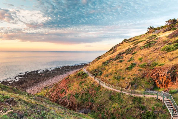 Günbatımında deniz manzaralı Hallett Koyu sahil patikası, Güney Avustralya