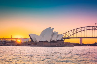Sydney, Avustralya - 20 Nisan 2022: Günbatımında renkli gökyüzü renkleriyle Sydney Opera Evi 'nin göz kamaştırıcı manzarası