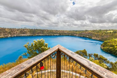 Blue Lake gözcü balkonunda Gambier Dağı 'nda aşk kilitleri var. Arka planda Mavi Göl, Güney Avustralya.
