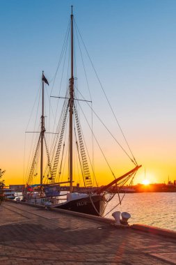 Port Adelaide, Avustralya - 9 Eylül 2020: Falie tarihi uzun gemisi gün batımında Port River rıhtımına yanaştı