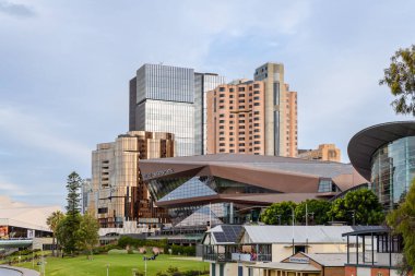 Adelaide, Güney Avustralya - 26 Ocak 2024: Adelaide CBD yeni Festival Plaza, Skycity Casino ve Adelaide Kongre Merkezi ile bir gün boyunca Torrens Nehri 'ni geçti