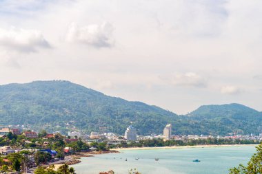 Patong Sahili kıyısı sabah Kalim Körfezi 'nden, Phuket, Tayland
