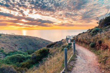Günbatımında deniz manzaralı Hallett Koyu sahil yürüyüş yolu, Güney Avustralya