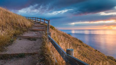 Günbatımında deniz manzaralı sahil boyunca Hallett Koyu tepesi patikası, Güney Avustralya