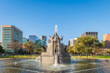Adelaide, Avustralya - 19 Aralık 2020: Adelaide 'de Victoria Meydanı' ndaki Üç Nehir Çeşmesi
