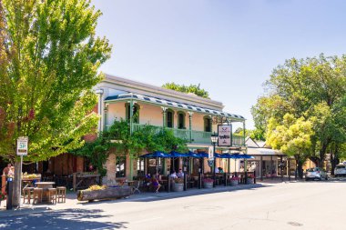 Hahndorf, Adelaide Hills, Güney Avustralya - 9 Ocak 2023 Hahndorf Inn Alman restoranı aydınlık bir günde ana caddeden bakan insanlarla birlikte