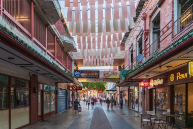 Adelaide, Güney Avustralya - 19 Aralık 2020: Adelaide City Çin Mahallesi 'nde bir öğleden sonra Gouger Caddesi girişine bakan insanlarla kafeler, restoranlar ve butikler