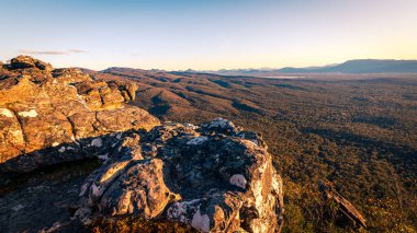 Grampians Ulusal Parkı dağları, günbatımında eski kaya oluşumlarıyla Victoria, Avustralya