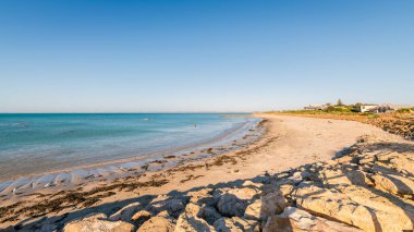 Günbatımında insanlar olan el değmemiş Robe Plajı, Güney Avustralya, Limestone Sahili.