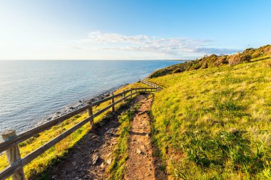 Hallett Koyu 'ndan Marion Sahil Yolu' na gün batımında deniz manzaralı, Güney Avustralya