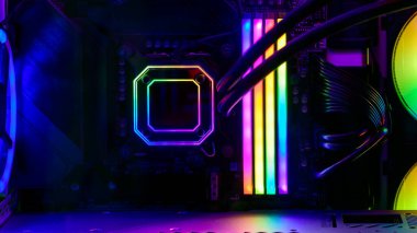 RGB parıldayan RAM, CPU su soğutma sistemi ile modern oyun bilgisayarının yakın görüntüsü