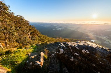 Boroka Gözcüleri, Grampianlar, Victoria ve Avustralya 'dan çarpıcı bir gündoğumu manzarası.
