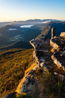 Büyüleyici gündoğumu manzarası Boroka 'dan Holls Gap, Grampians, Victoria, Avustralya' ya doğru izleniyor.