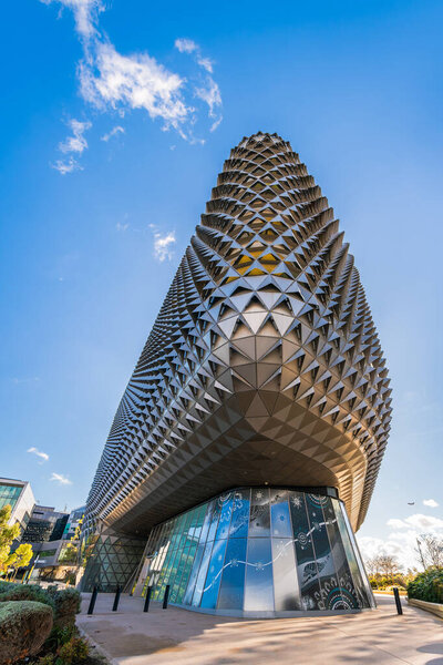 Аделаида, Южная Австралия - 14 июля 2024 года: Здание Южноавстралийского центра исследования рака (SAHMRI), наблюдаемое с северной террасы в яркий день