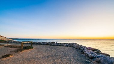 Christies Sahili kıyısı, Witton Bluff yolu ile alacakaranlıkta Port Noarlunga 'ya bakarken