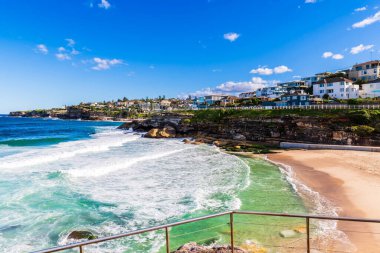 Tamarama Sahili, kıyı şeridi boyunca evler aydınlık bir günde, Sydney, Avustralya