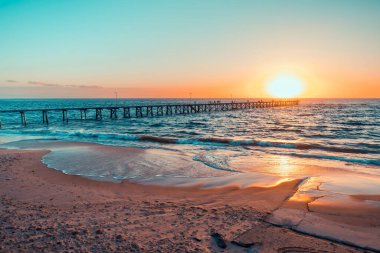 Günbatımında Port Noarlunga iskelesinde insan siluetleri, Güney Avustralya