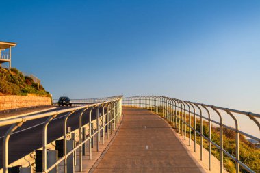 Noarlunga Limanı, Güney Avustralya 'da akşam karanlığında Onkaparinga Nehri boyunca patika ve bisiklet yolunu paylaştı.