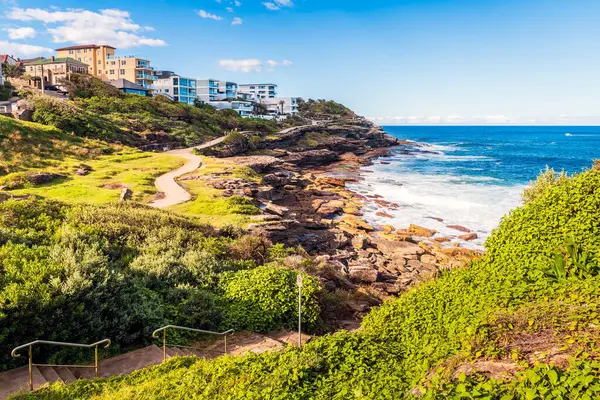 Tamarama kıyı manzaralı, parlak bir günde kıyı şeridi boyunca yürüyen patika, Sydney, Avustralya