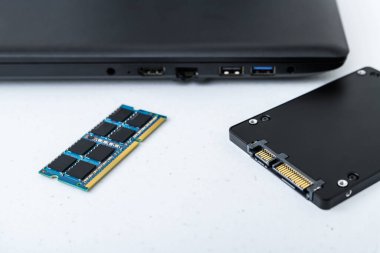 Bilgisayar RAM ve SATA SSD sürücüsünün kapalı görüntüsü. Dizüstü bilgisayar güncelleme kavramı