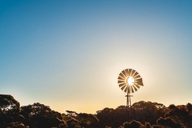 Güney Avustralya, Yorke Yarımadası, Marion Körfezi 'nin yakınlarındaki sıcak bir günde parlayan eski yel değirmeni.