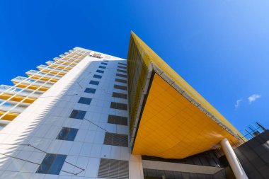 Adelaide, Güney Avustralya - 14 Temmuz 2024: Adelaide Üniversitesi kampüsü aydınlık bir günde Kuzey Terası 'ndan mavi gökyüzüne bakarken