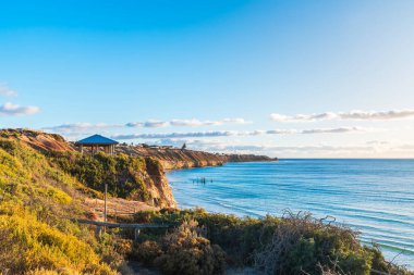 Günbatımında iskele kalıntılarıyla birlikte Willunga limanı kıyısı, Fleurieu Yarımadası, Güney Avustralya
